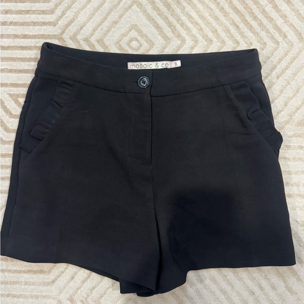 Black Dress shorts with ruffle pockets 
Worn once
size s - Picture 3 of 3
